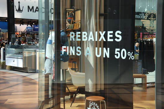 Discounts advertised in Diagonal Mar shopping mall, July 1, 2020 (by Aina Martí) 